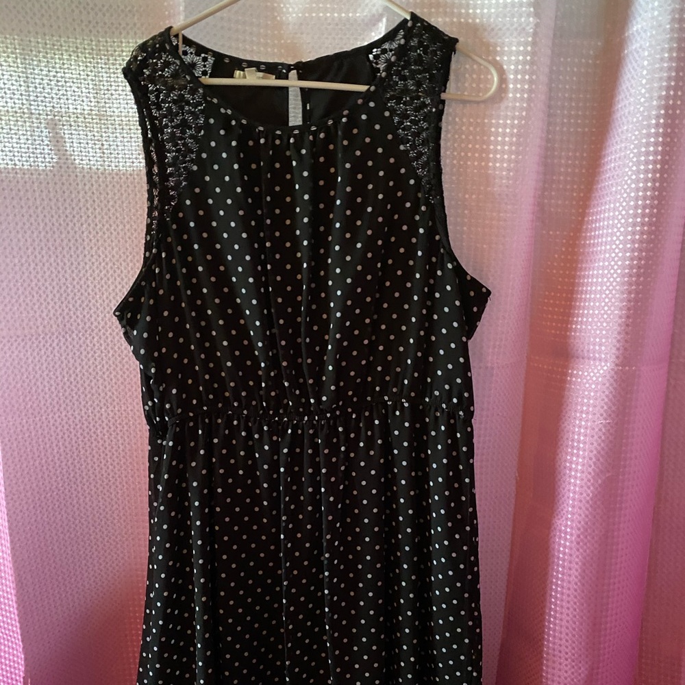 Polka dot dress with laced shoulders